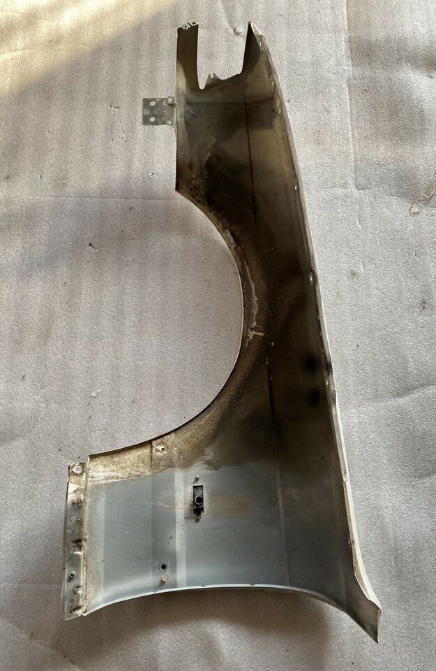 Parafango anteriore destro BMW serie 7 E32 2 59-3-30-1.jpg