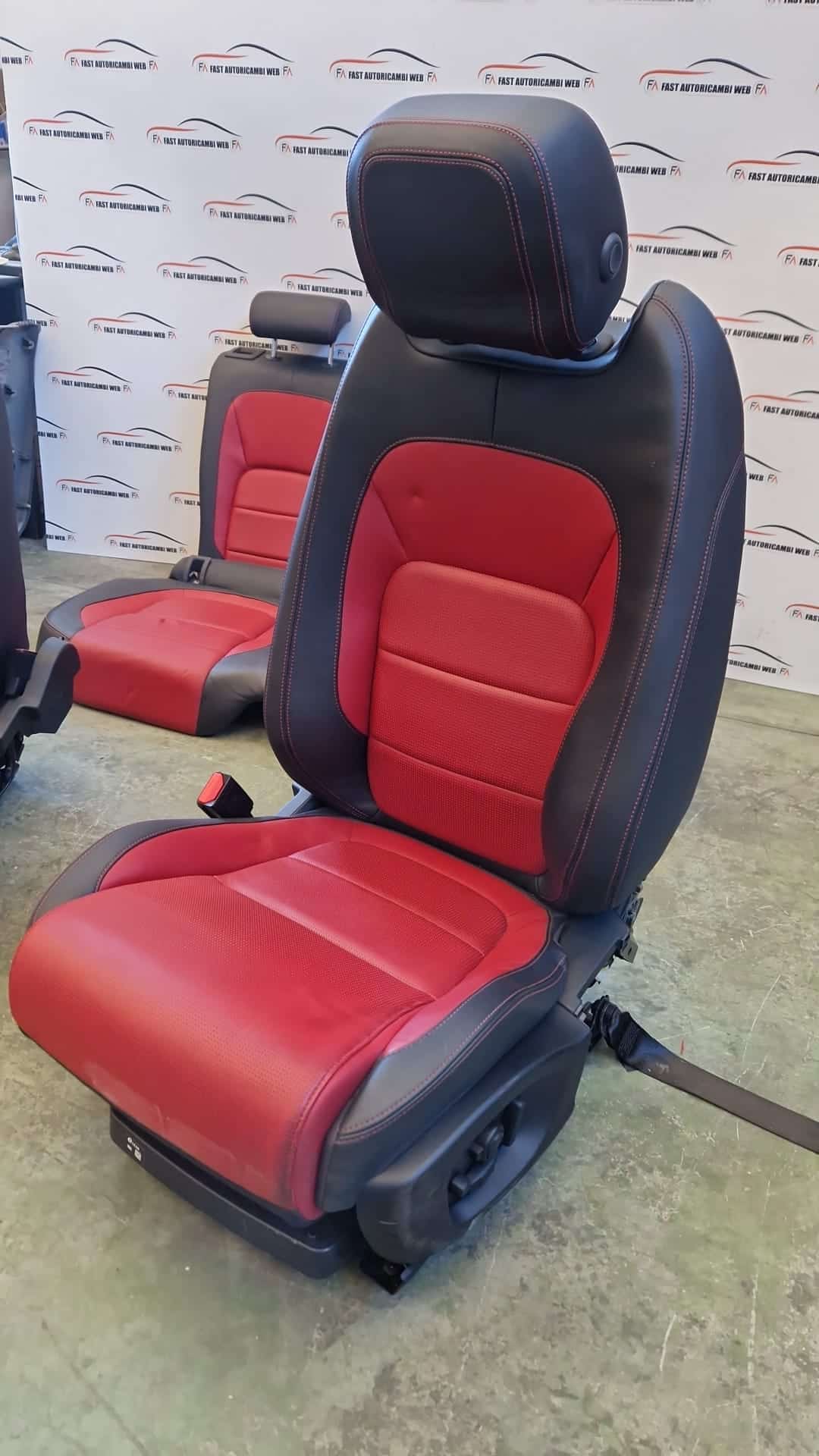 Kit Sedili tappezzeria in pelle bicolore Jaguar F-pace x761 2019 5 WhatsApp-Image-2022-07-13-at-16.01.23.jpeg