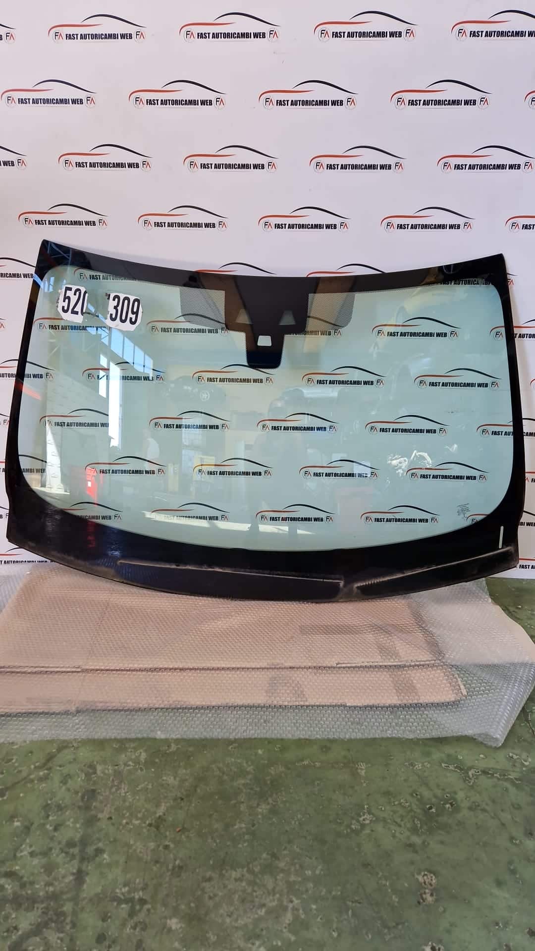 Parabrezza vetro anteriore Jaguar F-Pace 2015 1 WhatsApp-Image-2022-07-25-at-10.26.44.jpeg