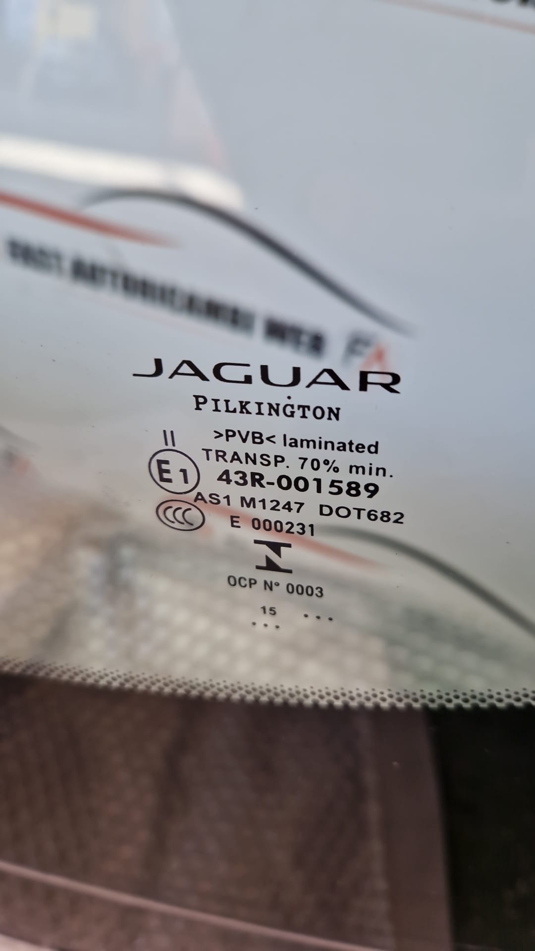 Parabrezza vetro anteriore Jaguar F-Pace 2015 3 WhatsApp-Image-2022-07-25-at-10.27.31.jpeg