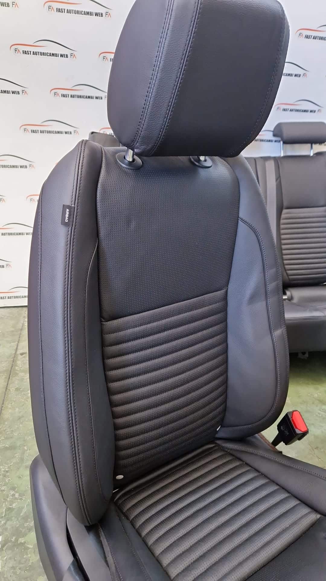 Kit sedili tappezzeria in pelle nera Land Rover Discovery L550 2 WhatsApp-Image-2022-07-28-at-09.42.40.jpeg