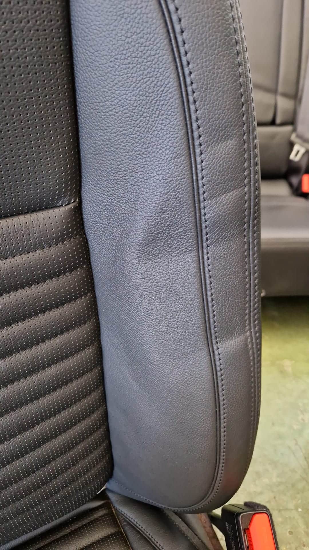 Kit sedili tappezzeria in pelle nera Land Rover Discovery L550 6 WhatsApp-Image-2022-07-28-at-09.43.37.jpeg