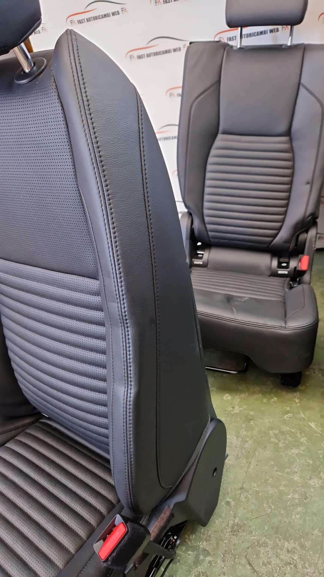 Kit sedili tappezzeria in pelle nera Land Rover Discovery L550 8 WhatsApp-Image-2022-07-28-at-09.44.09.jpeg