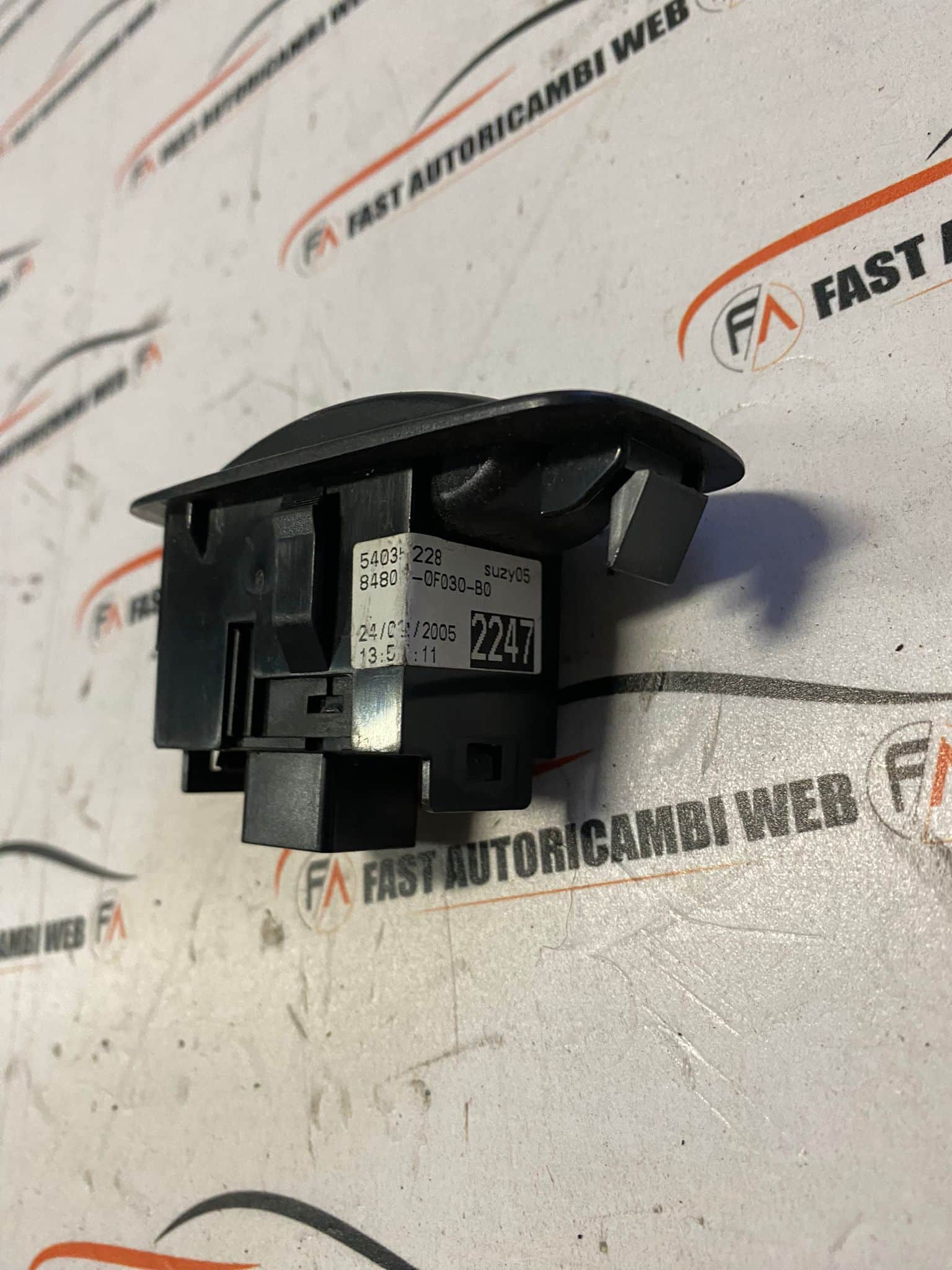 Pulsante alzavetro posteriore dx Toyota Corolla 54035228 2 WhatsApp Image 2024-01-17 at 17.14.41 (1)