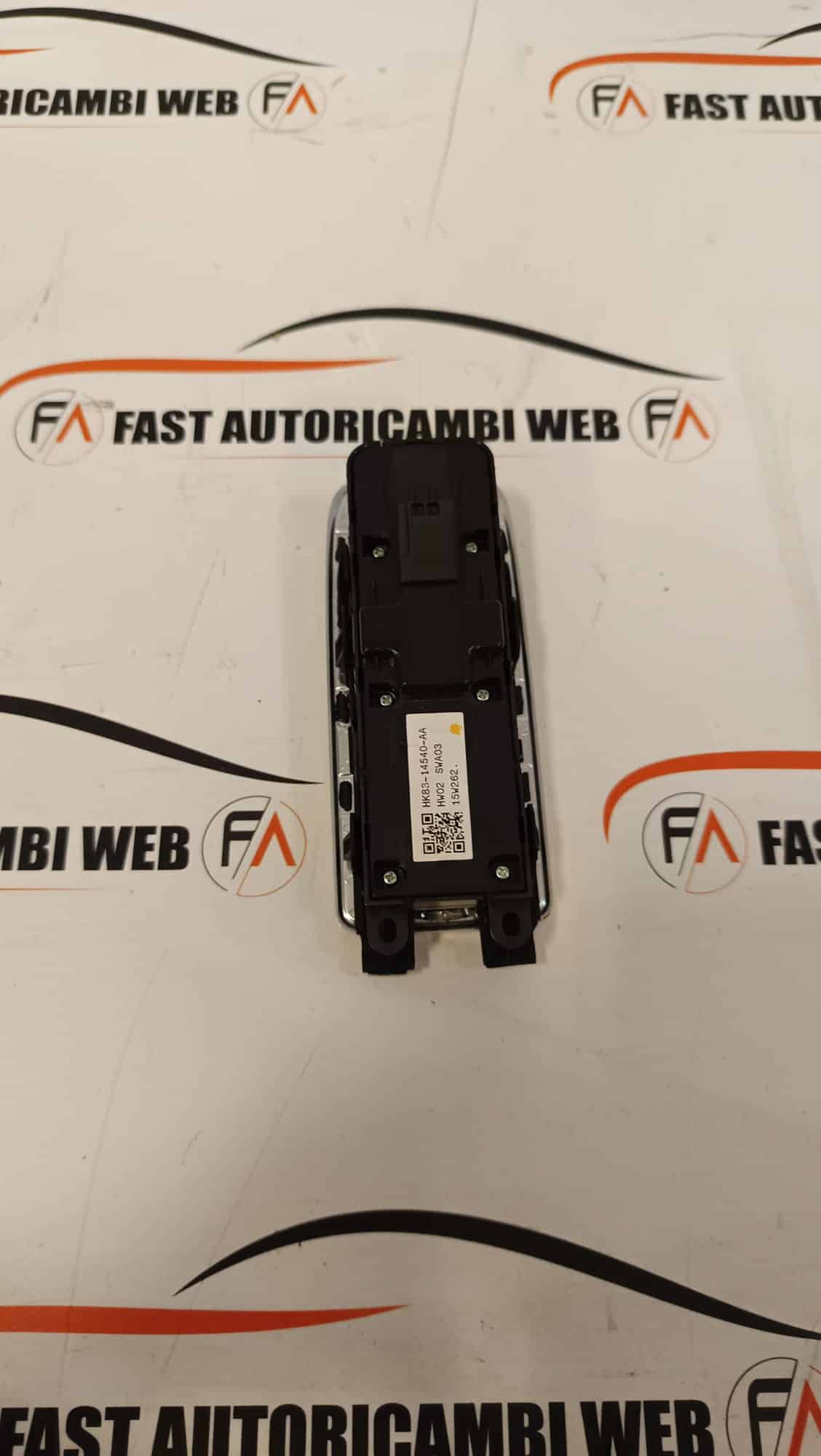 Pulsantiera porta anteriore sinistra Jaguar F-pace 4 WhatsApp Image 2025-01-17 at 11.20.06