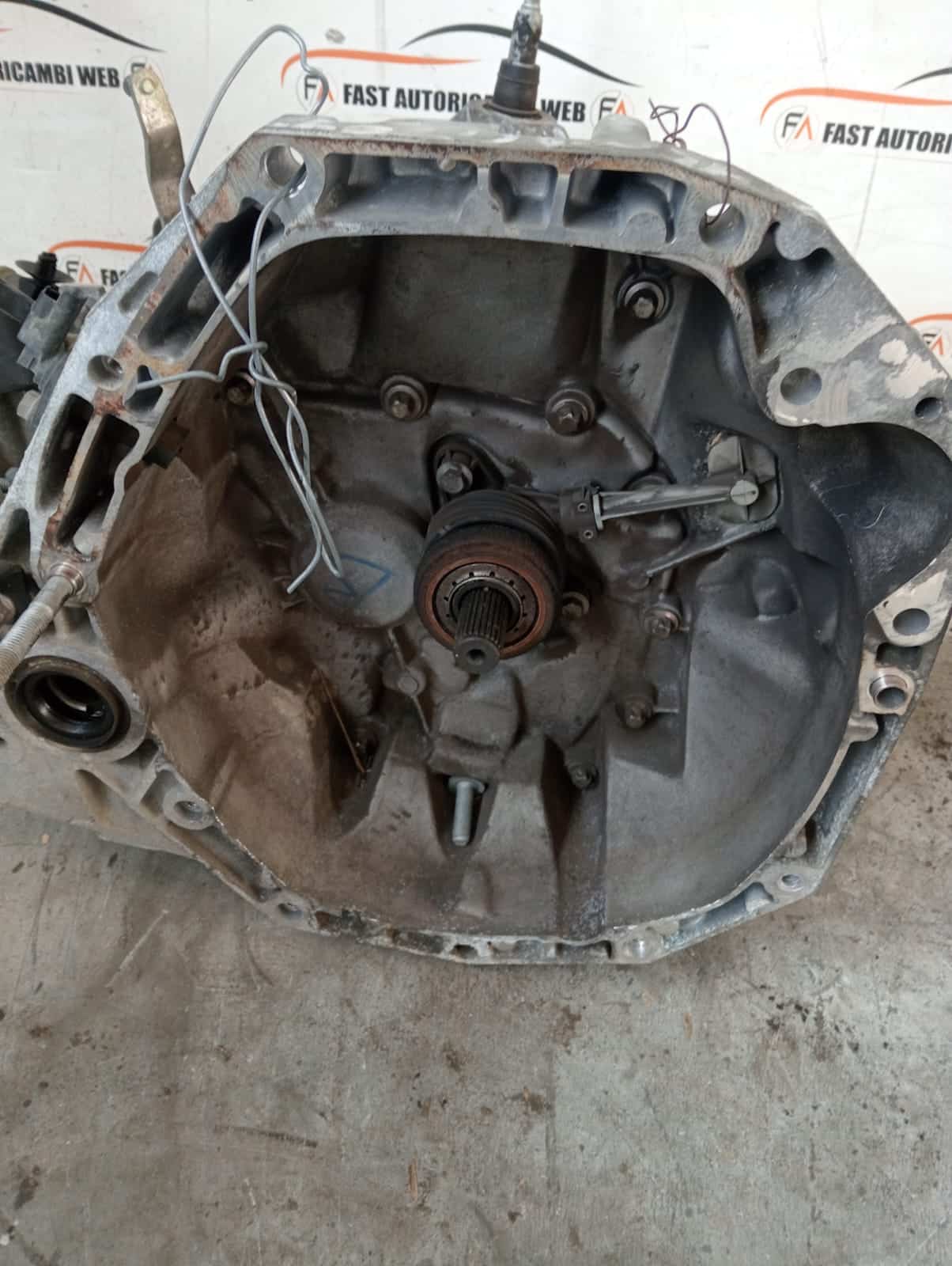 CAMBIO MANUALE RENAULT CLIO «III» (2006) 8.200.508.889. Prezzo su richiesta. 2 IMG-20250421-WA0199