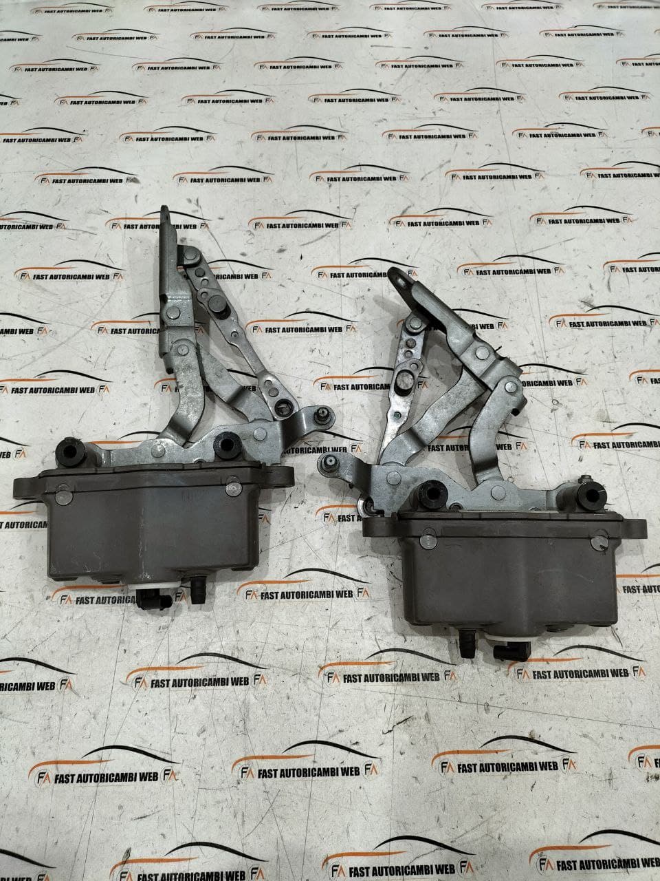 Coppia cerniere cofano anteriore Mercedes classe E W212 A2129066201 A2129066301 2 2