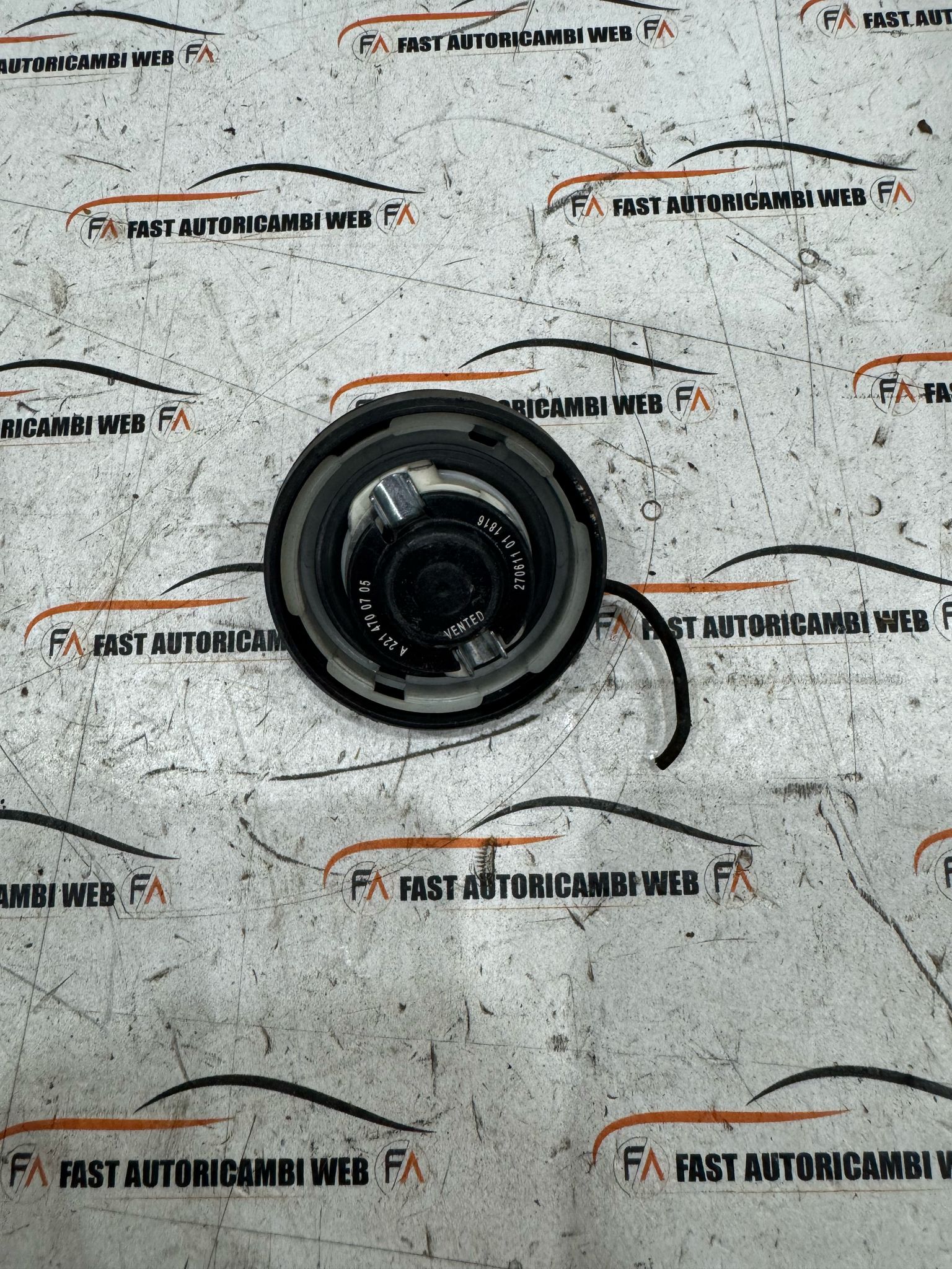 Copriserbatoio ORIGINALE Mercedes-Benz W204 C218 C219 W212 X204 W221 A 221 470 07.05 3 IMG-20250514-WA0151