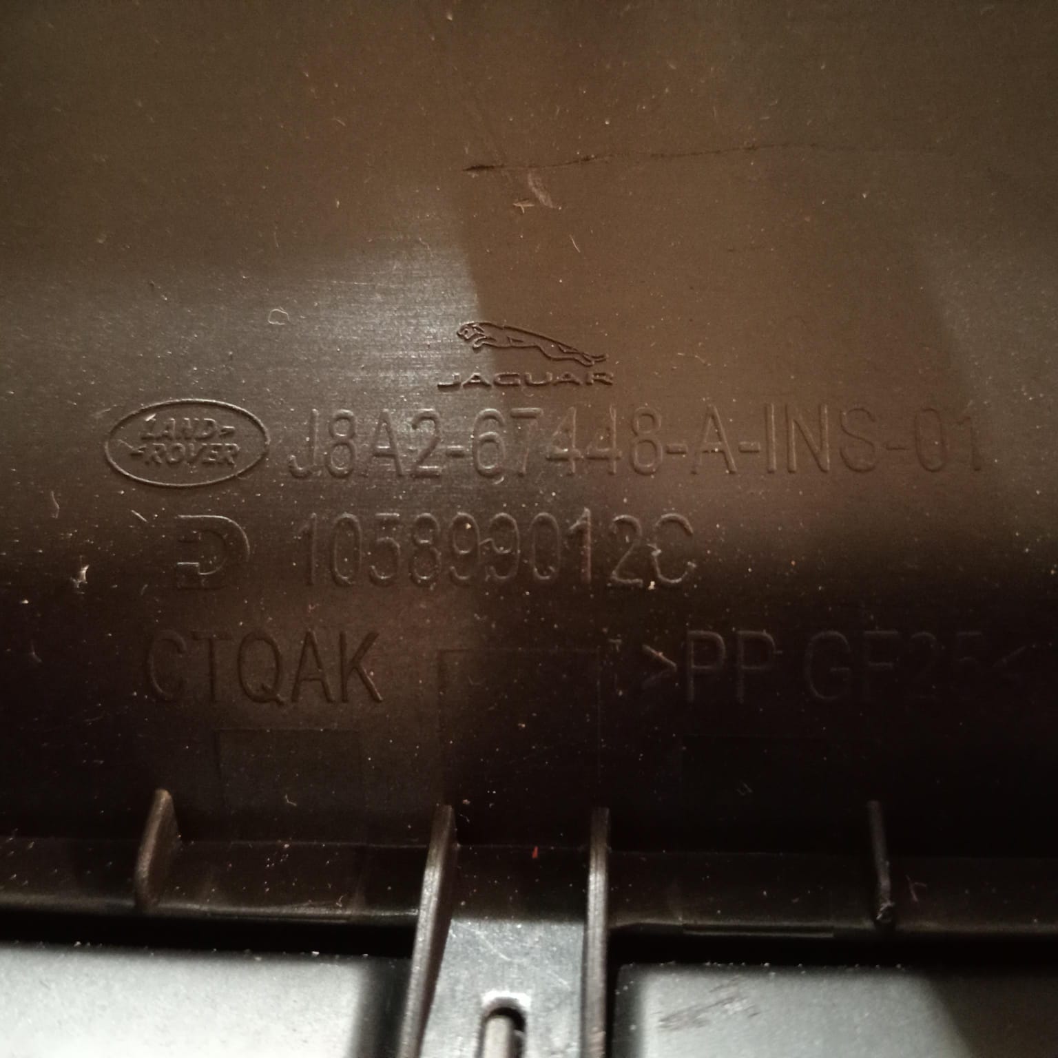 Rivestimento console centrale Range Rover Velar L560 J8A267448A 2015-2023 7 Immagine WhatsApp 2025-05-09 ore 22.33.41_c92d6056