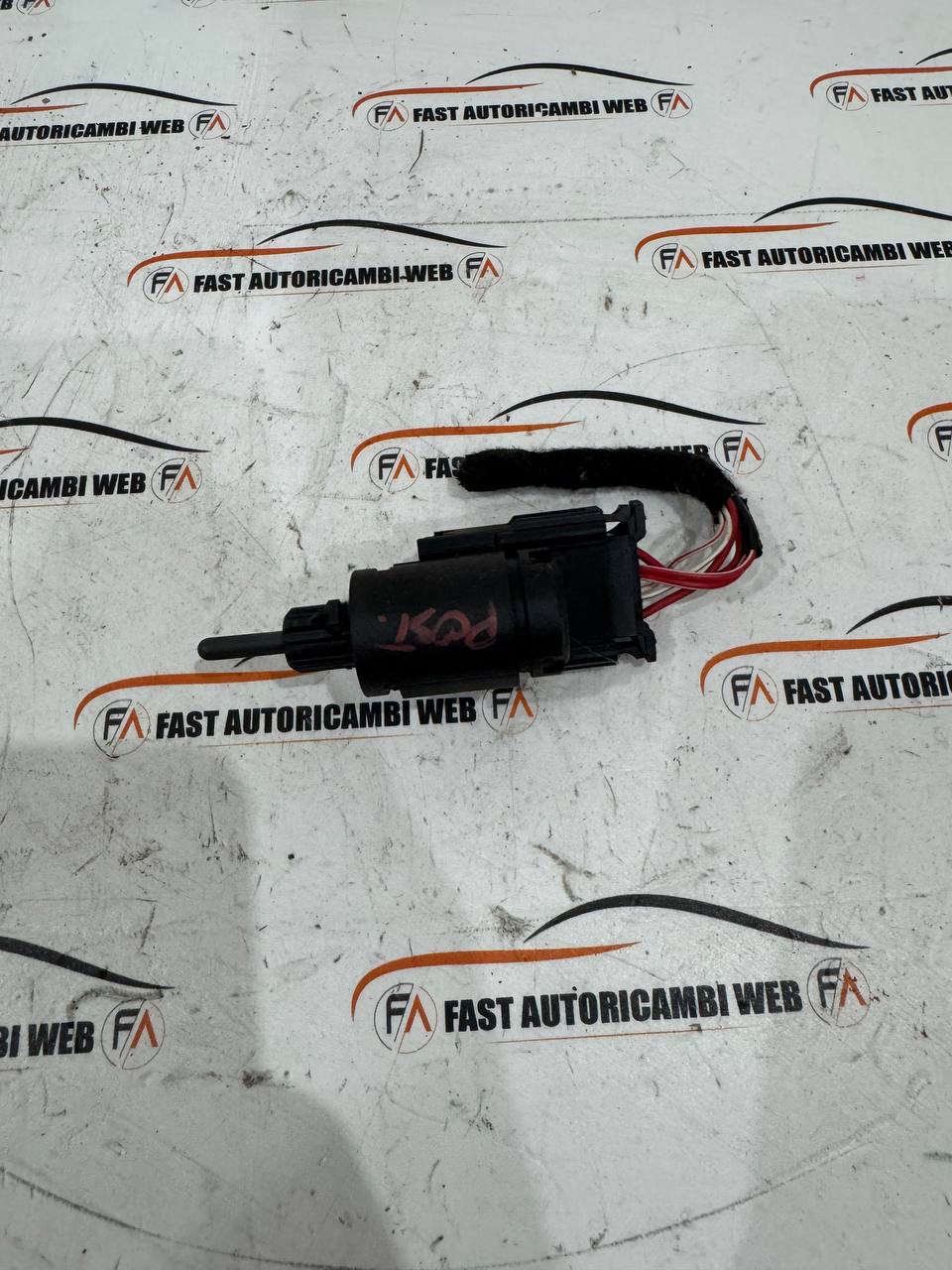Interruttore pedale freno Volkswagen Golf V 3B0945511C 2 photo_2_2026-01-11_10-30-26