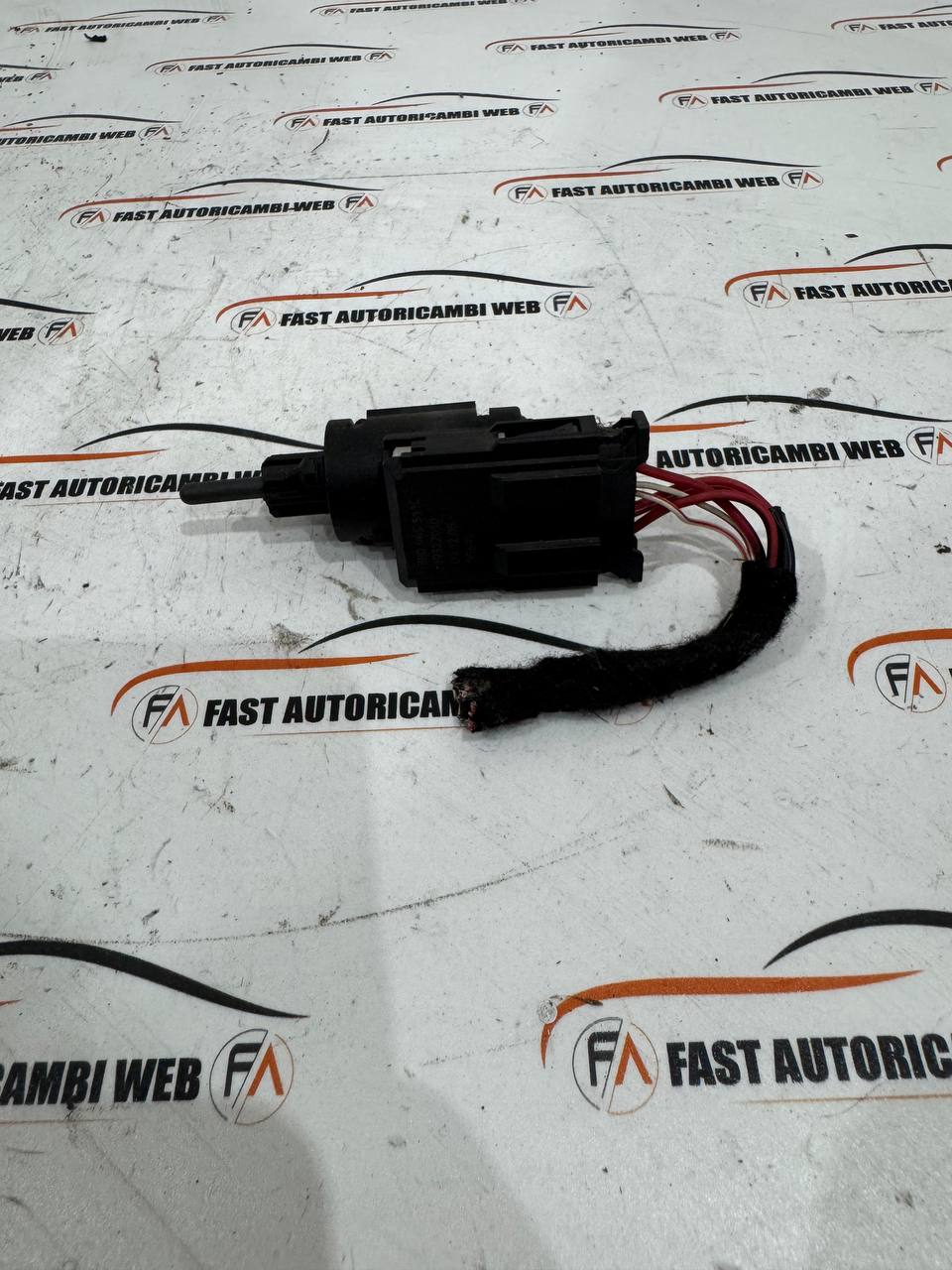 Interruttore pedale freno Volkswagen Golf V 3B0945511C 3 photo_3_2026-01-11_10-30-26