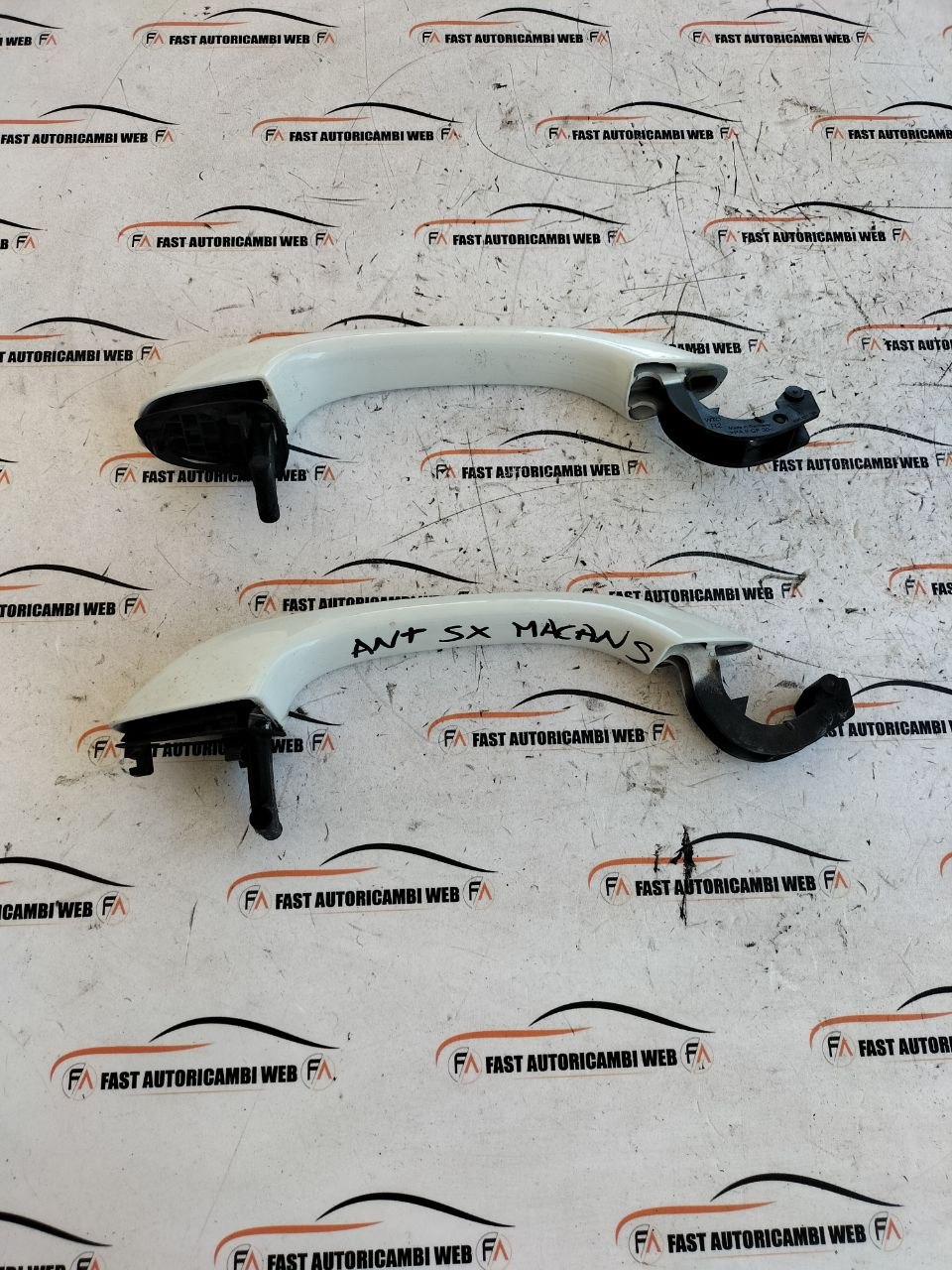Maniglie anteriore sx e posteriore dx Porsche Macan S 95B.837.205 95B.837.206 1 photo_1_2026-06-11_09-38-34