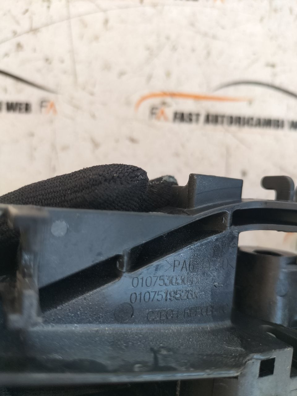 Supporto maniglia esterna anteriore sinistra Porsche Macan S 01075301381 5 photo_1_2026-06-11_09-53-44
