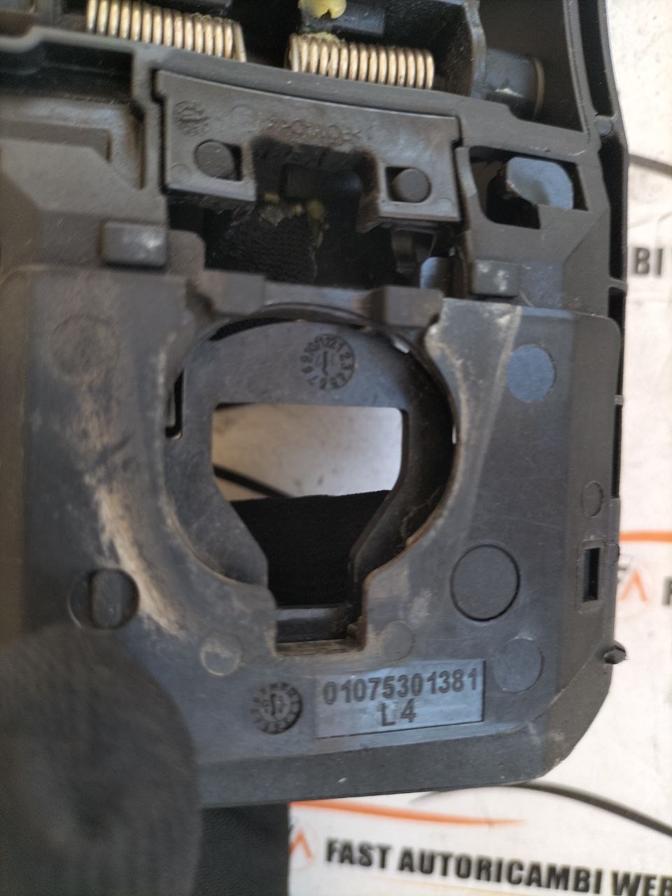 Supporto maniglia esterna anteriore sinistra Porsche Macan S 01075301381 3 photo_4_2026-06-11_09-50-59